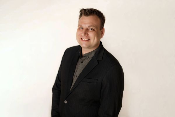David Bidlas v černém obleku